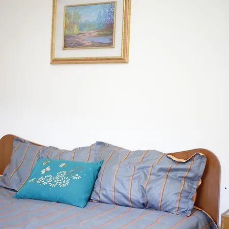 La Maison Jaune * Allein