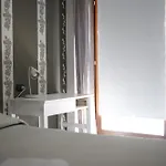 La Maison Jaune * Allein