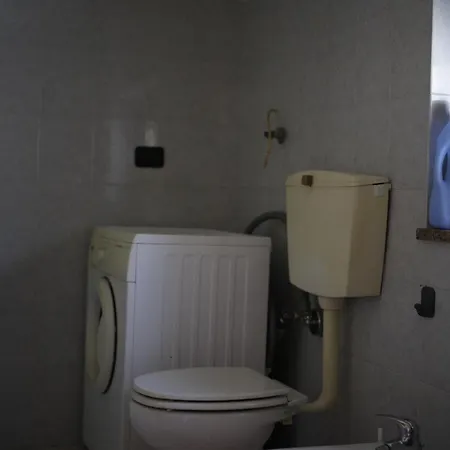 La Maison Jaune * Allein