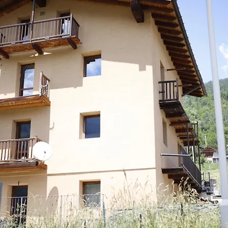 La Maison Jaune *