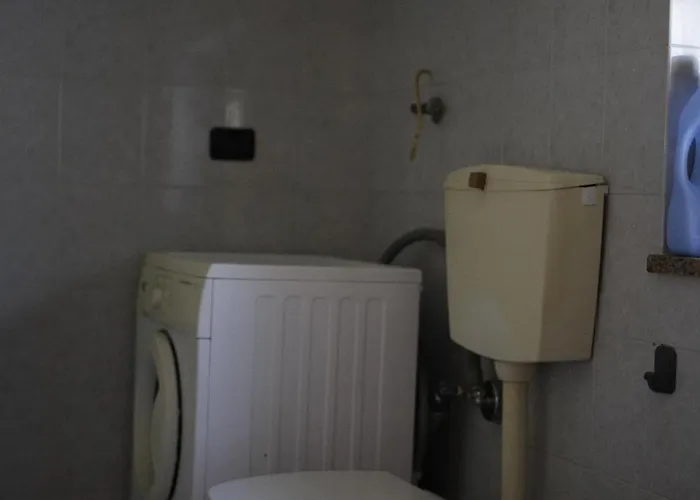 La Maison Jaune * Allein